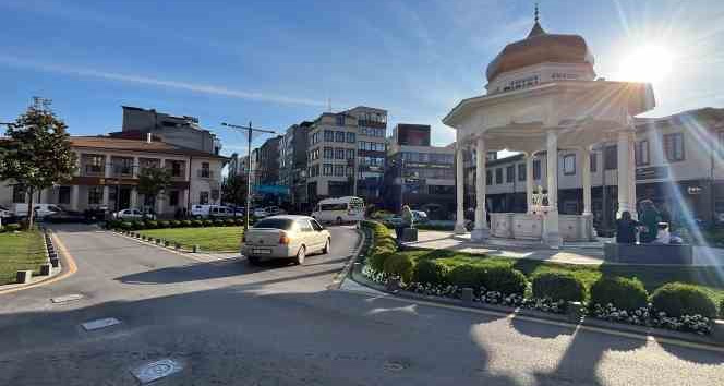 Bayram sonrası güneşli havayı gören vatandaşlar kendini sokağa attı.