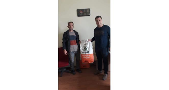 Çiftçilere yüzde 75 hibe destekli 500 kilogram ayçiçeği tohumu dağıtıldı