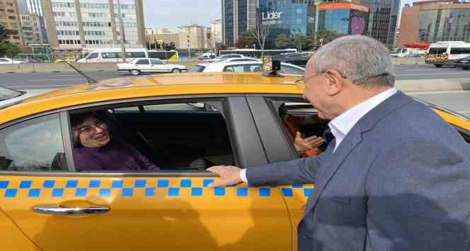 Milletvekili adayları sabah işe giden vatandaşlara kahvaltı ikramında bulundu