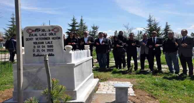 Cinayete kurban giden veteriner hekim Lale, kabri başında anıldı