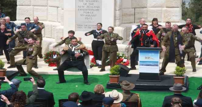 Yeni Zelanda askerleri atalarını ’Haka’ dansıyla andı