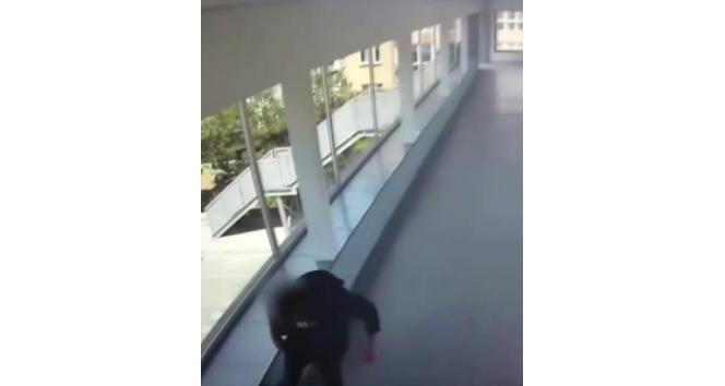Üst geçitte yaşanan saldırı anı güvenlik kameralarına yansıdı