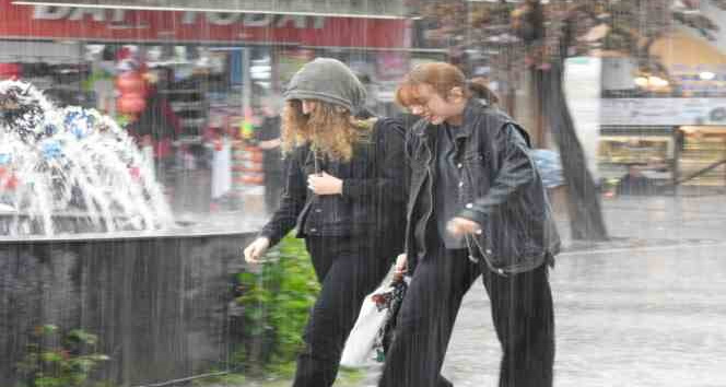 Edirne’de gök gürültülü sağanak ve dolu etkili oldu