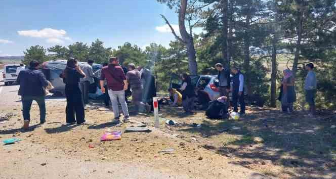 Otomobil yol kenarında duran otomobile çarptı: 2’si ağır, 6 yaralı