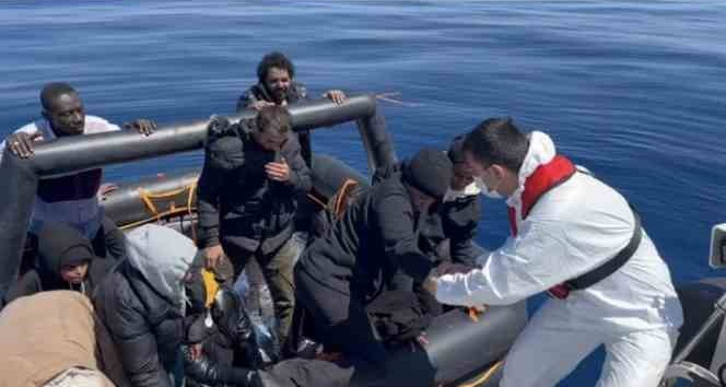 Yunan unsurlarınca ölüme terk edilen 18 kaçak göçmen kurtarıldı