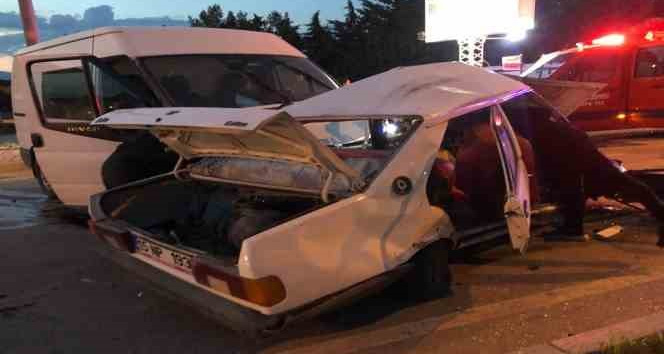 Minibüsün çarptığı otomobil ortadan ikiye bölündü: 1 ölü, 3 yaralı
