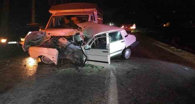 Tokat’ta otomobille kamyonet çarpıştı: 2 yaralı