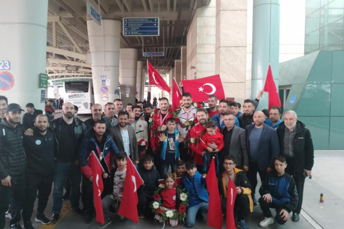 Şampiyon Taha Akgül ve Serbest Stil Güreş Milli Takımı Türkiye’ye döndü