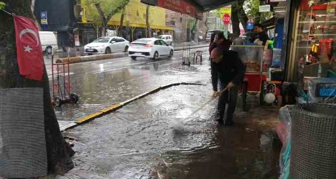 Beyoğlu’nda esnafın yağmurla imtihanı