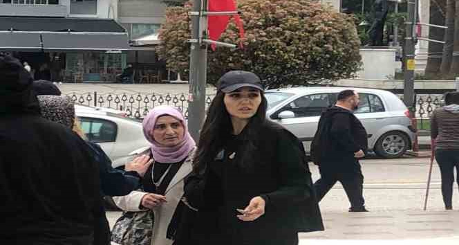 Ünlü oyuncu Hande Erçel Bandırma’da dedesinin cenazesine katıldı