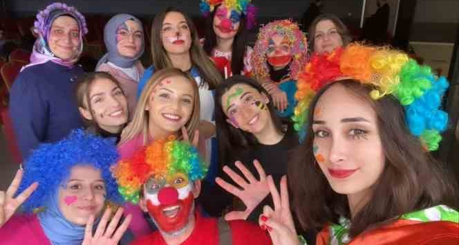 23 Nisan’ı hastanede geçiren çocuklara palyaço sürprizi
