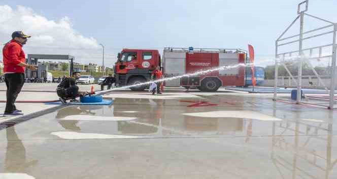 Mersin Büyükşehir Belediyesinin itfaiye eri alımında uygulamalı sınav başladı
