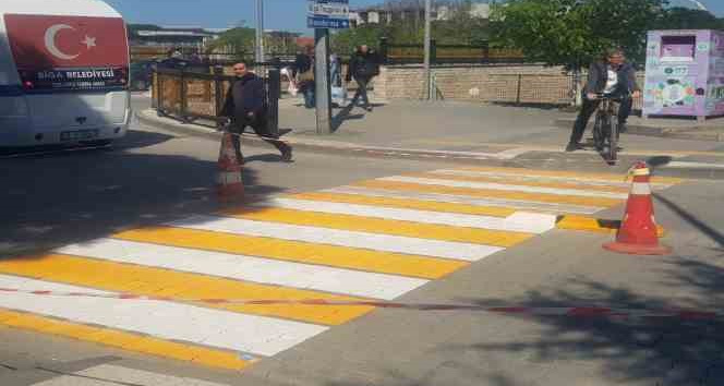 Biga’da yaya geçitleri boyanıyor