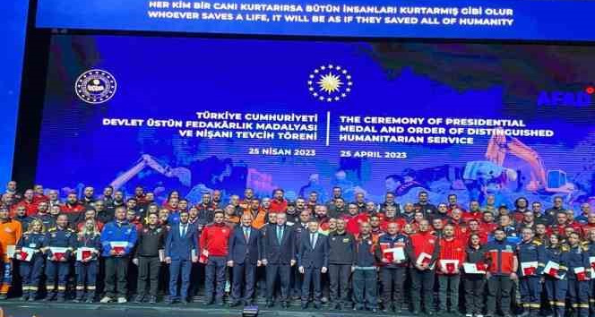 Cumhurbaşkanı Yardımcısı Oktay’dan Eskişehirli arama kurtarma ekiplerine üstün fedakârlık madalyası