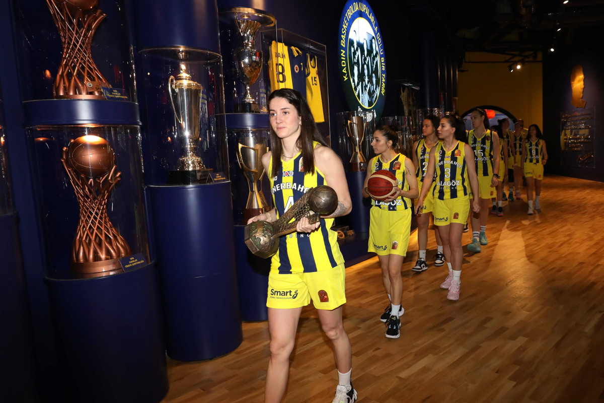Fenerbahçe Kadın Basketbol Takımı, EuroLeague kupasını basketbol müzesine getirdi
