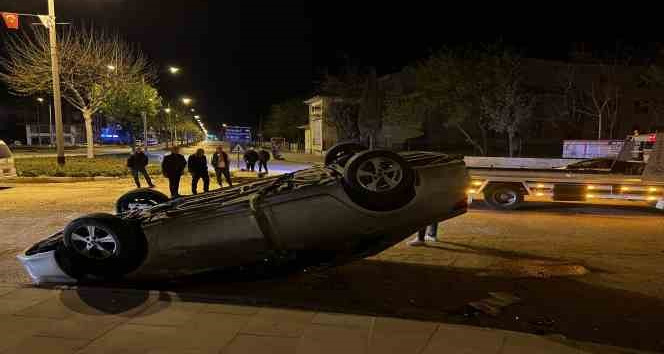 Gelibolu’da takla atan otomobildeki 2 kişi yaralandı