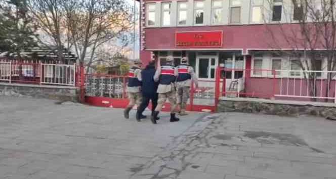 Jandarma firari şahsı kıskıvrak yakaladı