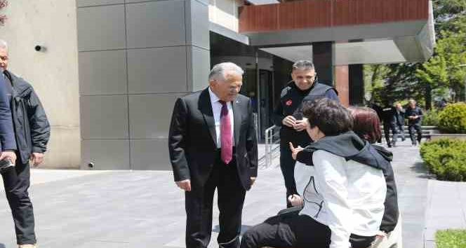 Başkan Büyükkılıç, yemekhanede personel ve vatandaş ile buluştu