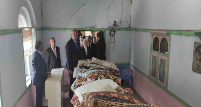 Bakan Ersoy, depremde hasar alan cemevini ziyaret etti