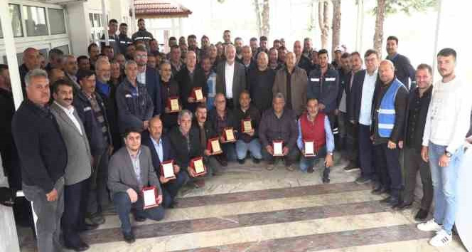 Başkan Başdeğirmen, emekliye ayrılan personellere plaket verdi
