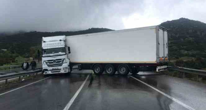 Burdur-Antalya karayolunda tır yolu kapattı, uzun araç kuyruğu oluştu