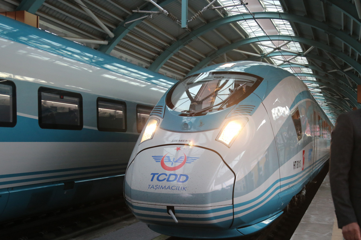 İlk seferine çıkan Yüksek Hızlı Tren Sivas’a ulaştı