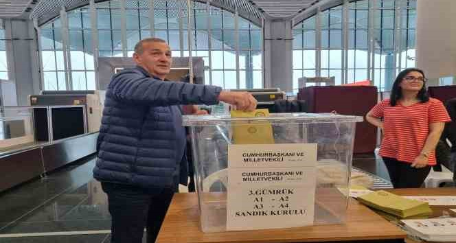 İstanbul Havalimanı’nda oy verme işlemi başladı