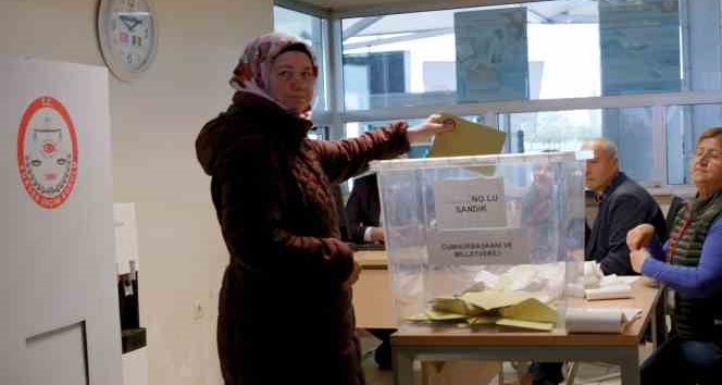 Sınır kapılarında oy verme işlemi başladı