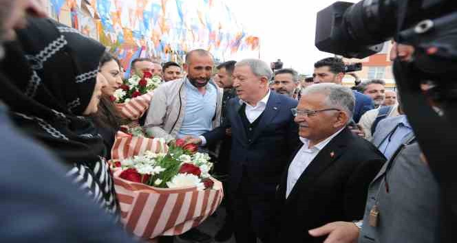 Bakan Akar ve Başkan Büyükkılıç’ın Tomarza ve Bünyan ziyaretleri mini mitinge dönüşte