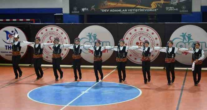 Bayburt Ortaokulu Halk Oyunları ekibi Türkiye finallerinde