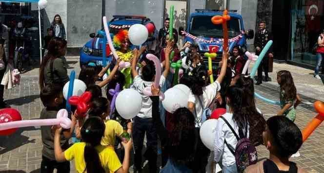 Jandarma ekipleri çocukları trafik hakkında bilgilendirdi