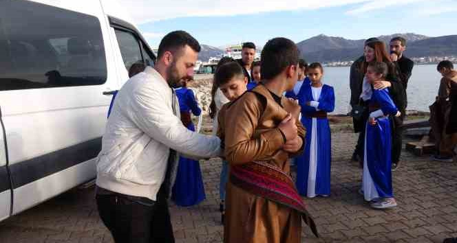 Hakkarili minikler ilk kez feribota binip Van Gölü kıyısında halay çekti