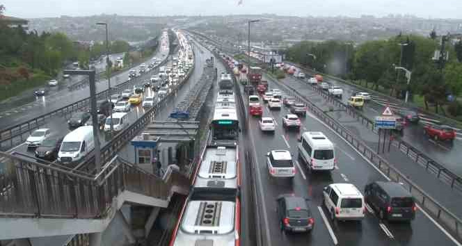 İstanbul’da sağanak yağış trafiği kilitledi