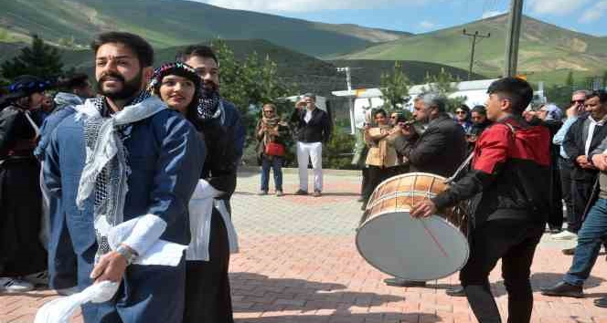 Yüksekova’ya gelen İran kafilesine davullu-zurnalı karşılama