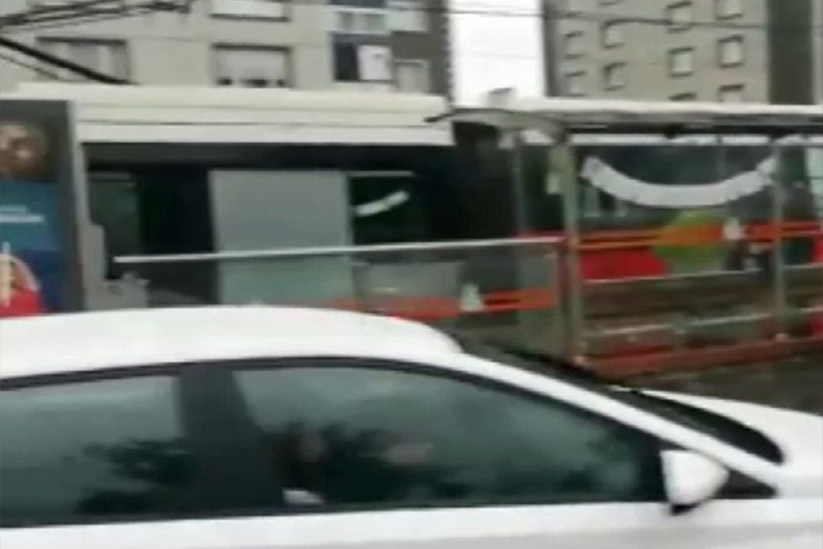 Tramvay arızalanınca yolda kalan vatandaşlardan Ekrem İmamoğlu&#039;na tepki