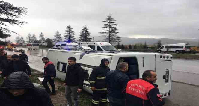 Isparta’da servis aracı devrildi: 17 yaralı