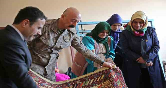Müdür Pınar Hakkari kilimlerine hayran kaldı