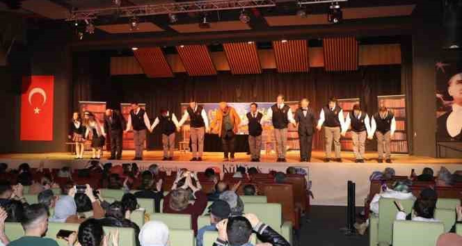 Ölü Ozanlar Derneği tiyatro oyunu beğeniyle izlenildi