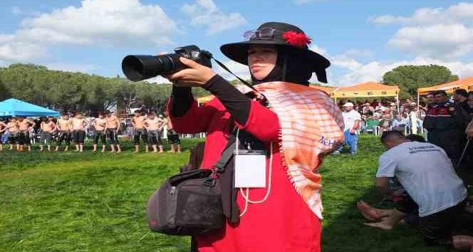 Kadın sanatçı güreşleri fotoğraflamak için Türkiye’yi geziyor