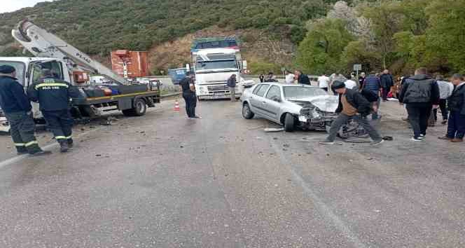 Eğirdir’de kamyonet ile otomobil çarpıştı: 5 yaralı