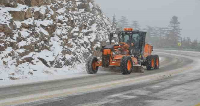 Antalya’ya Nisan ayının sonunda kar yağdı