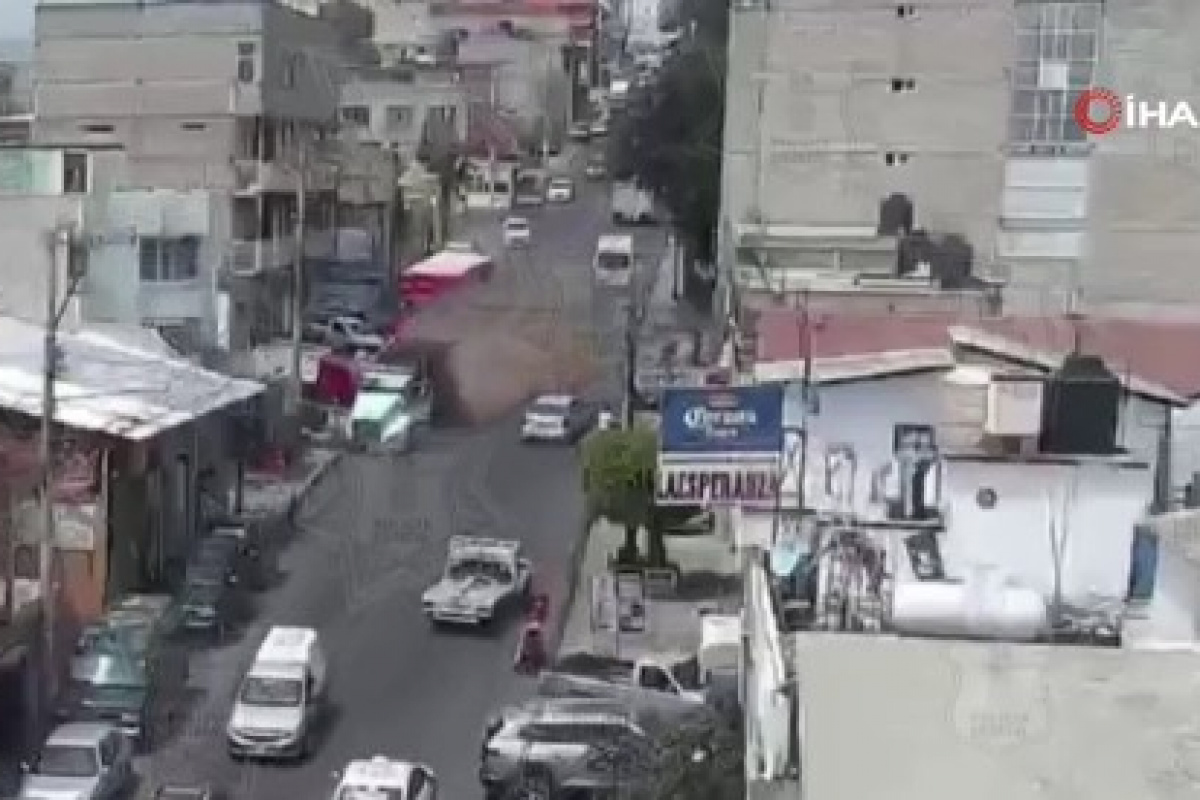 Meksika'da lastiği patlayan kamyon 5 araca ve eve çarptı