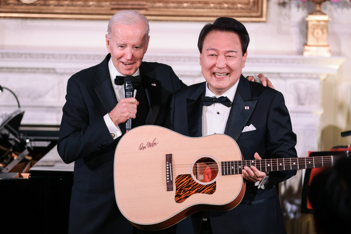 Güney Kore Devlet Başkanı Yoon, Beyaz Saray'daki akşam yemeğinde şarkı söyledi