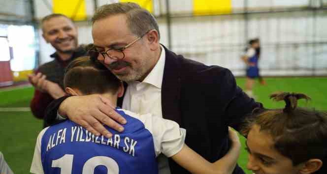 İstanbul 3. bölge Milletvekili adayı Dalkılıç, minik futbolcularla maç yaptı