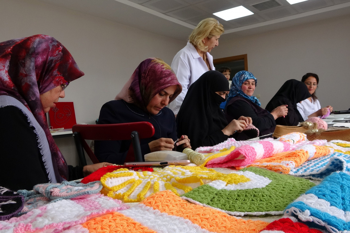 Depremzede kadınlar, el sanatlarıyla depremin izlerini silmeye çalışıyor