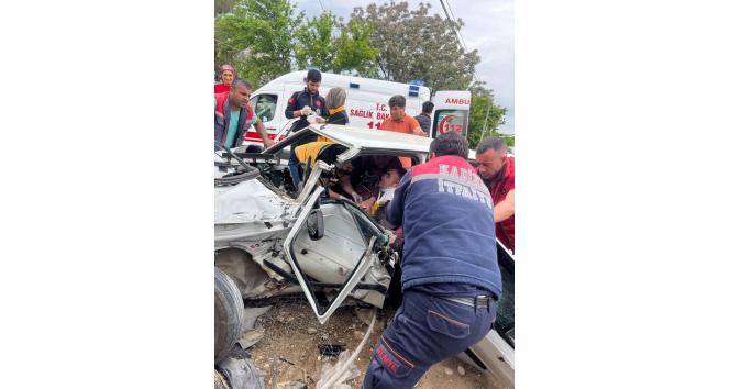 Servis minibüsü ile otomobil çarpıştı: 1 ağır yaralı