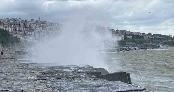 Dev dalgalar mendirekler aştı