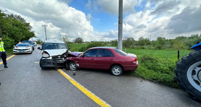 Sakaryada hafif ticari araç ile otomobil kafa kafaya çarpıştı: 9 yaralı