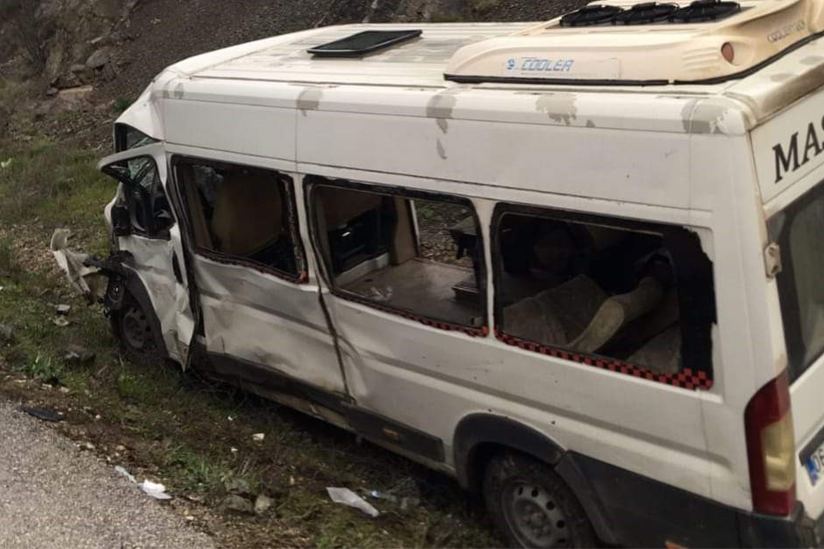 Ankara'da işçi servisi otomobille çarpıştı: 3 ölü, 20 yaralı