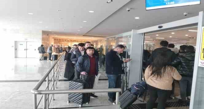 Vatandaşlar yeni açılan yüksek hızlı Ankara-Sivas hızlı tren hattı önünde uzun kuyruklar oluşturdu